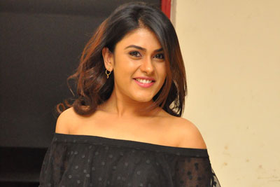 naira-shah-stills-at-e-ee-movie-premier-show